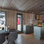 Vakantiehuis Nydelig Og Moderne Pa Kikut - 6 Senger, 4 Soverom Og Jacuzzi *